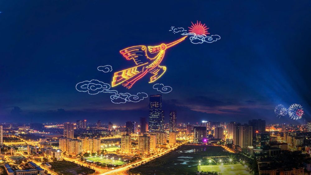 The image of the Lac bird will appear in the program "Ruc roc Thang Long 2025" welcoming the new year of At Ty. Photo: Corex