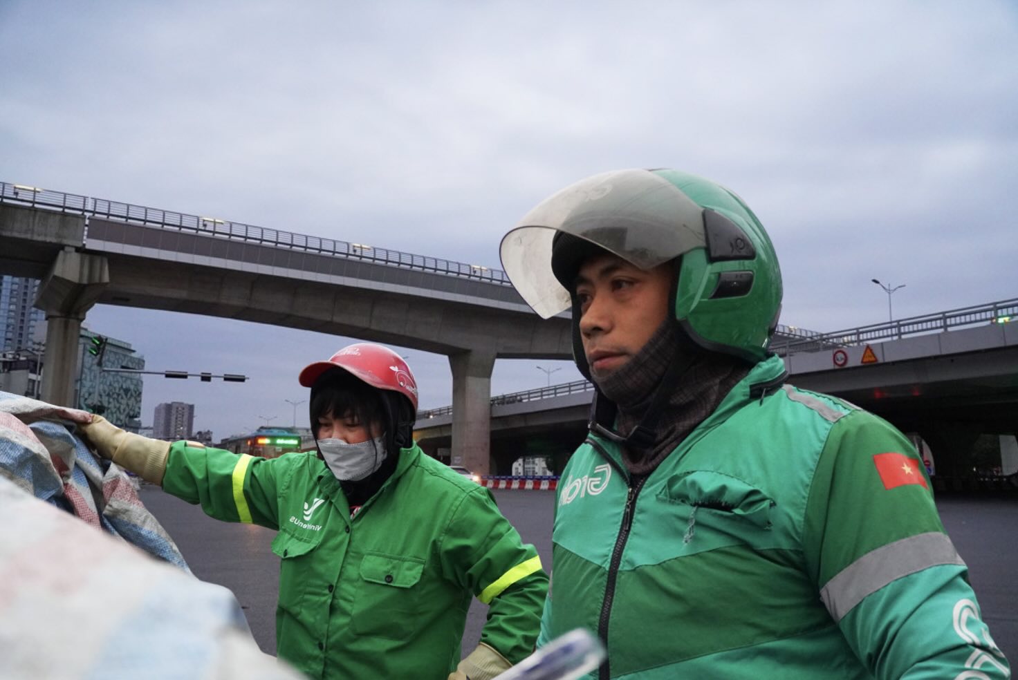Clear roads, workers earn a living early on the 29th day of Tet