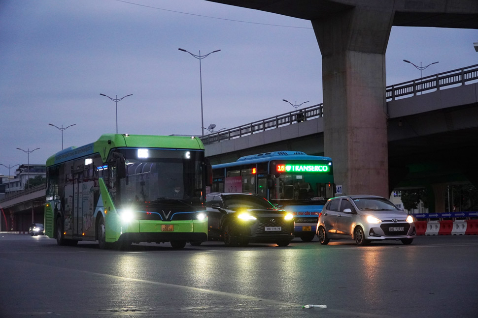 Tai tuyen duong Ho Tung Mau (Cau Giay, Ha Noi), giao thong tro nen thong thoang, luong phuong tien ca nhan di chuyen qua khu vuc nay da giam ro ret so voi moi ngay, phan lon la xe khach va xe buyt cong cong.