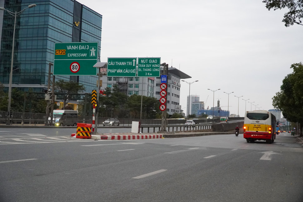 Mac du thoi tiet gia lanh, nhieu tieu thuong van ra duong tu som de van chuyen hang hoa phuc vu phien cho sang trong ngay cuoi cung cua nam. Khi duoc hoi ve ly do van lam viec trong ngay 29 Tet, chi Nhat Le - tieu thuong tai cho Trung Kinh (Cau Giay, Ha Noi) cho biet: “Nam nao cung vay, luong nguoi mua hang se tang manh trong ngay cuoi cung cua nam, boi vay toi van di lam de phuc vu nguoi dan. Mac du, cung muon ve que som de sum vay ben gia dinh nhung vi muu sinh nen phai co gang lam de kiem them thu nhap“.