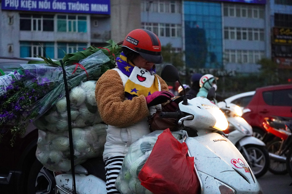 Mac du thoi tiet gia lanh, nhieu tieu thuong van ra duong tu som de van chuyen hang hoa phuc vu phien cho sang trong ngay cuoi cung cua nam. Khi duoc hoi ve ly do van lam viec trong ngay 29 Tet, chi Nhat Le - tieu thuong tai cho Trung Kinh (Cau Giay, Ha Noi) cho biet: “Nam nao cung vay, luong nguoi mua hang se tang manh trong ngay cuoi cung cua nam, boi vay toi van di lam de phuc vu nguoi dan. Mac du, cung muon ve que som de sum vay ben gia dinh nhung vi muu sinh nen phai co gang lam de kiem them thu nhap“.