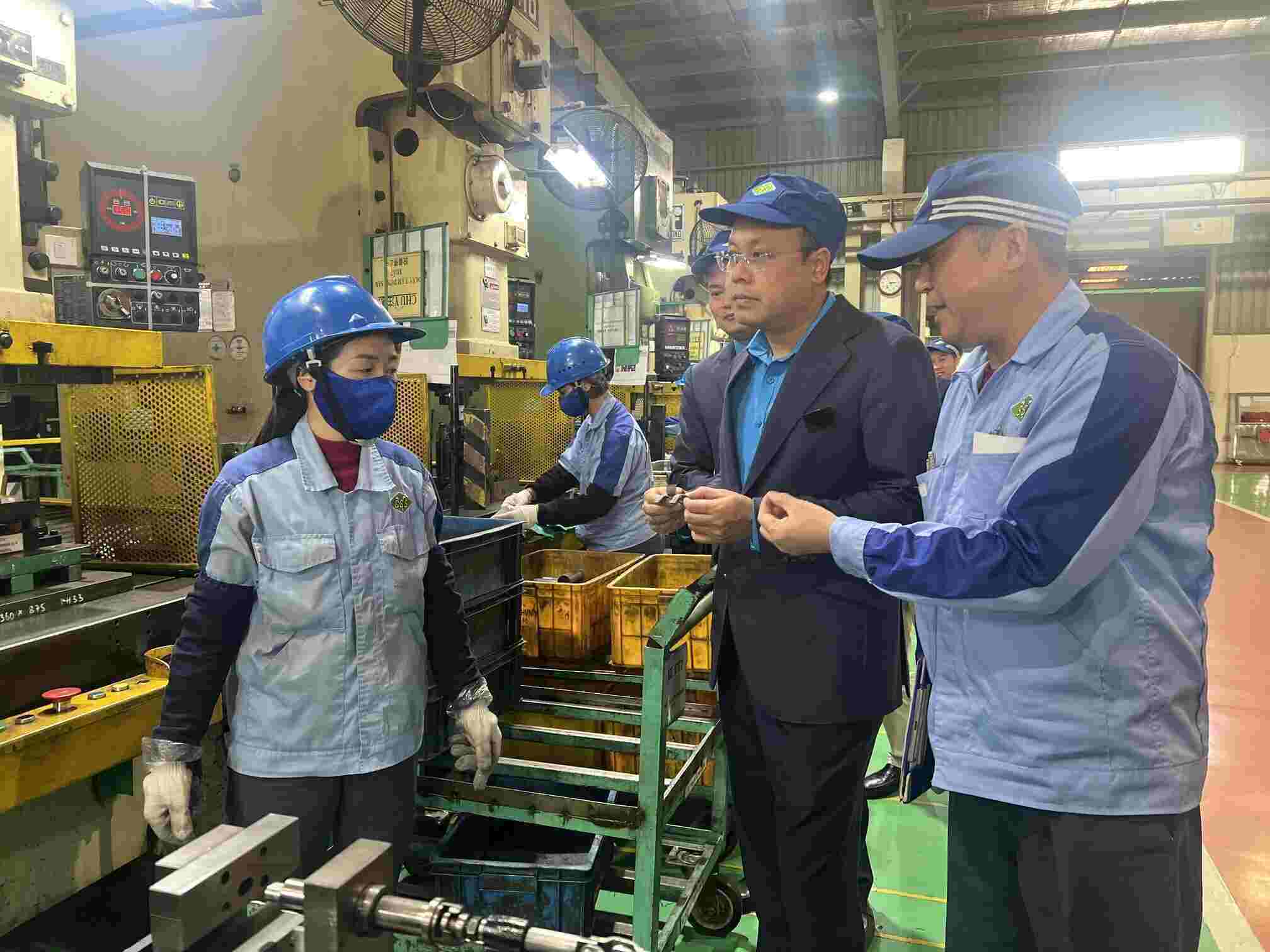 Mr. Pham Quang Thanh - Member of the Presidium of the Vietnam General Confederation of Labor, Chairman of the Hanoi City Confederation of Labor (2nd from right) at Broad Bright Sakura Vietnam Industrial Co., Ltd. on the occasion of the Lunar New Year of At Ty. Photo: Kieu Vu