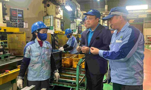 Ông Phạm Quang Thanh - Ủy viên Đoàn Chủ tịch Tổng LĐLĐVN, Chủ tịch LĐLĐ Thành phố Hà Nội (thứ 2 từ phải sang) tại Công ty TNHH Công nghiệp Broad Bright Sakura Việt Nam dịp Tết Nguyên đán Ất Tỵ. Ảnh: Kiều Vũ