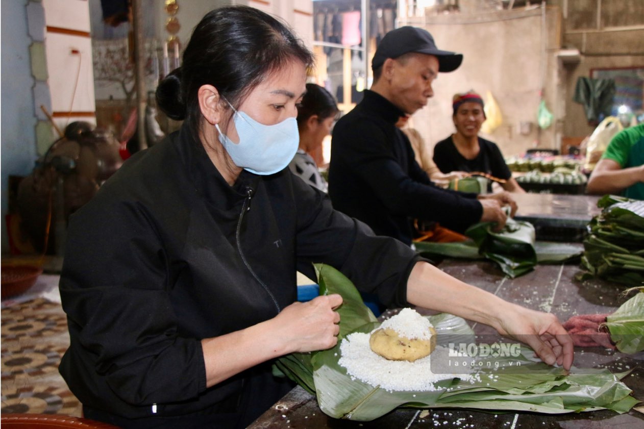 Làng nghề bánh chưng Bờ Đậu đỏ lửa dịp Tết. Ảnh: Nguyễn Hoàn.