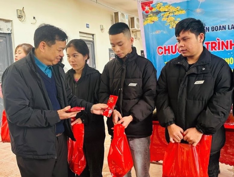 Leaders of the Bac Giang City Labor Federation give lucky money and New Year wishes to workers. Photo: Bac Giang City Labor Federation