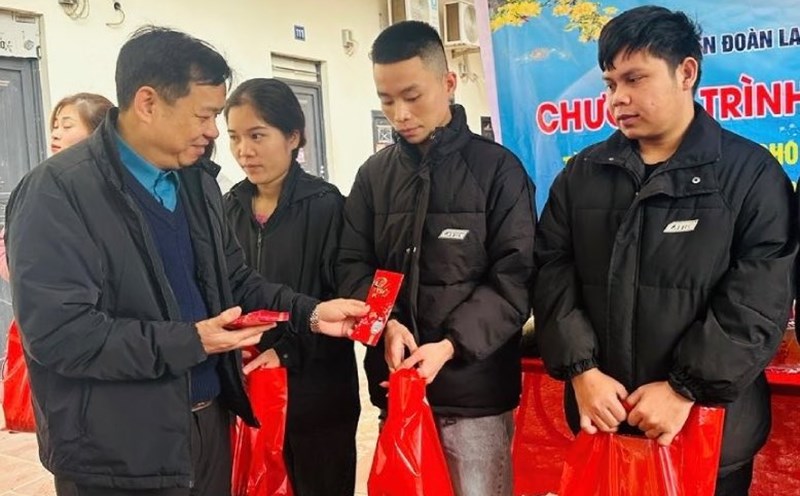 Leaders of the Bac Giang City Labor Federation give lucky money and New Year wishes to workers. Photo: Bac Giang City Labor Federation