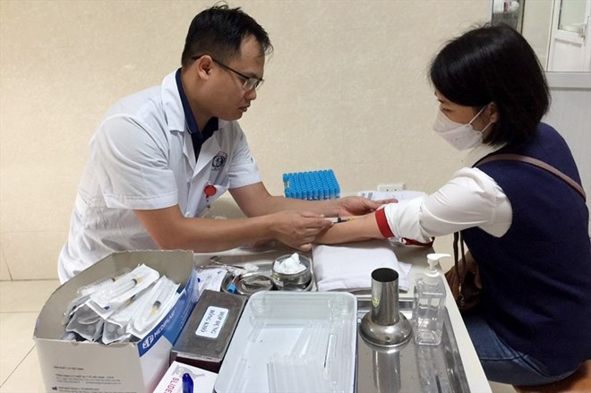 Bác sĩ khám và tư vấn sức khỏe cho người có thẻ BHYT. Ảnh: Lại Thảo
