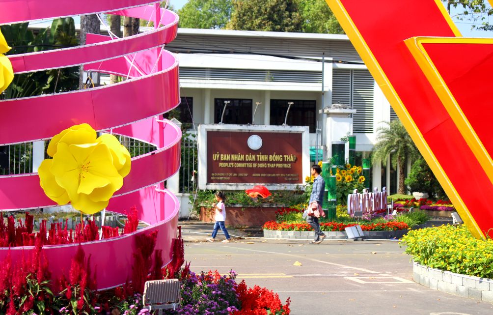 Dip Tet Nguyen dan, tinh dong loat mo ca 2 cua: cua chinh tren duong 30.4 va cua phu tren duong Ly Thuong Kiet de du khach thoai mai tham quan. Anh: Luc Tung