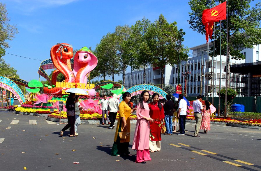 Tuy nhien nhieu nguoi dan van thich vao tu cua phu tren duong Ly Thuong Kiet hon vi duoc ket noi voi duong hoa Xuan trung tam tinh voi nhieu dai canh, tieu canh duoc bay tri my thuat. Anh: Luc Tung