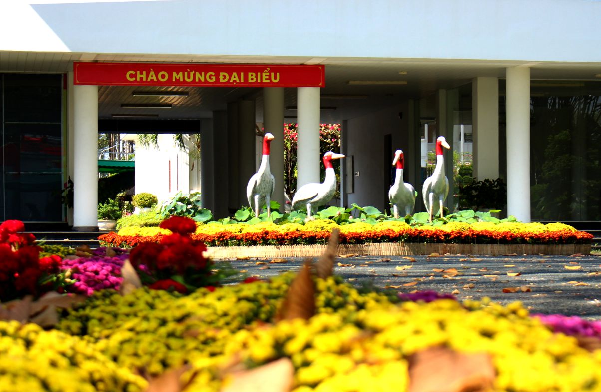 Loi vao cong phu ruc ro sac hoa. Anh: Luc Tung 