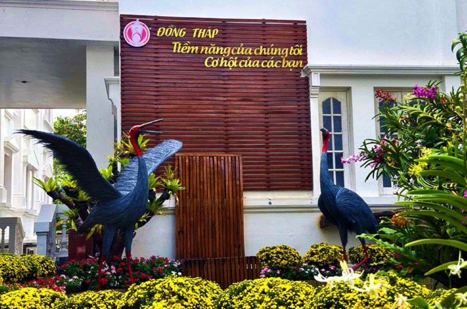 Va day la slogan the hien quyet tam thu hut nha dau tu trong va ngoai nuoc den voi Dat Sen hong duoc bay tri trang trong tai khu vuc Ca phe doanh nhan, doanh nghiep nam trong khuon vien tru so UBND tinh Dong Thap. Anh: Luc Tung
