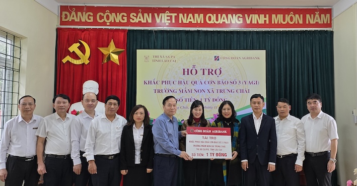 Agribank Trade Union donates funds to support the construction of schools severely affected by storm No. 3 (Yagi). Photo: Vietnam Bank Trade Union