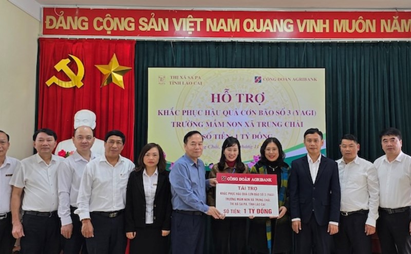 Agribank Trade Union donates funds to support the construction of schools severely affected by storm No. 3 (Yagi). Photo: Vietnam Bank Trade Union