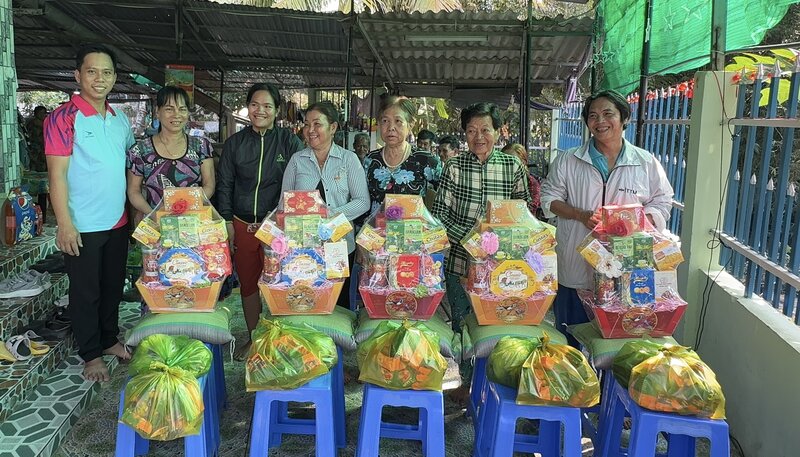 Giving traditional braised pork to people in need. Photo: Hoang Loc