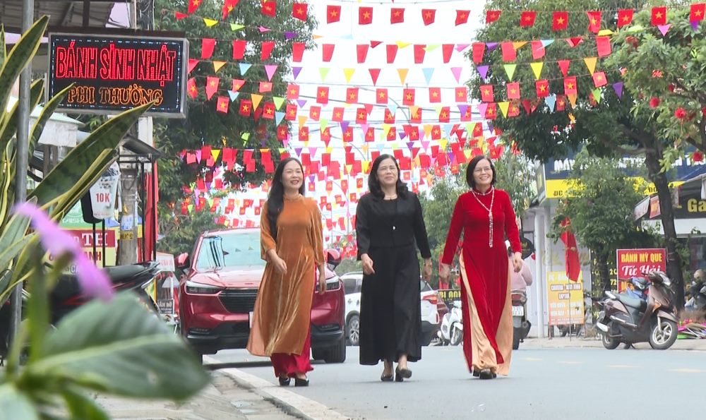 Many streets in Dong Hoi City have been given a "new look" to welcome the Lunar New Year. Photo: L. Nguyen