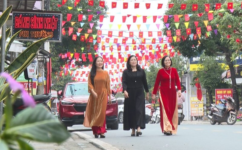 Many streets in Dong Hoi City have been given a "new look" to welcome the Lunar New Year. Photo: L. Nguyen