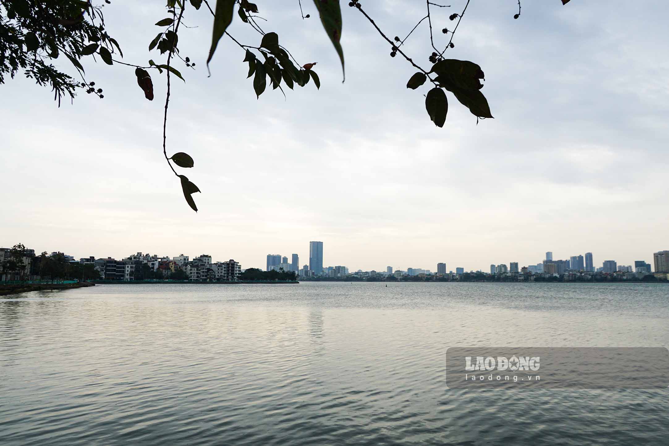 West Lake is quiet and peaceful on the last day of the year. Photo: Tung Giang