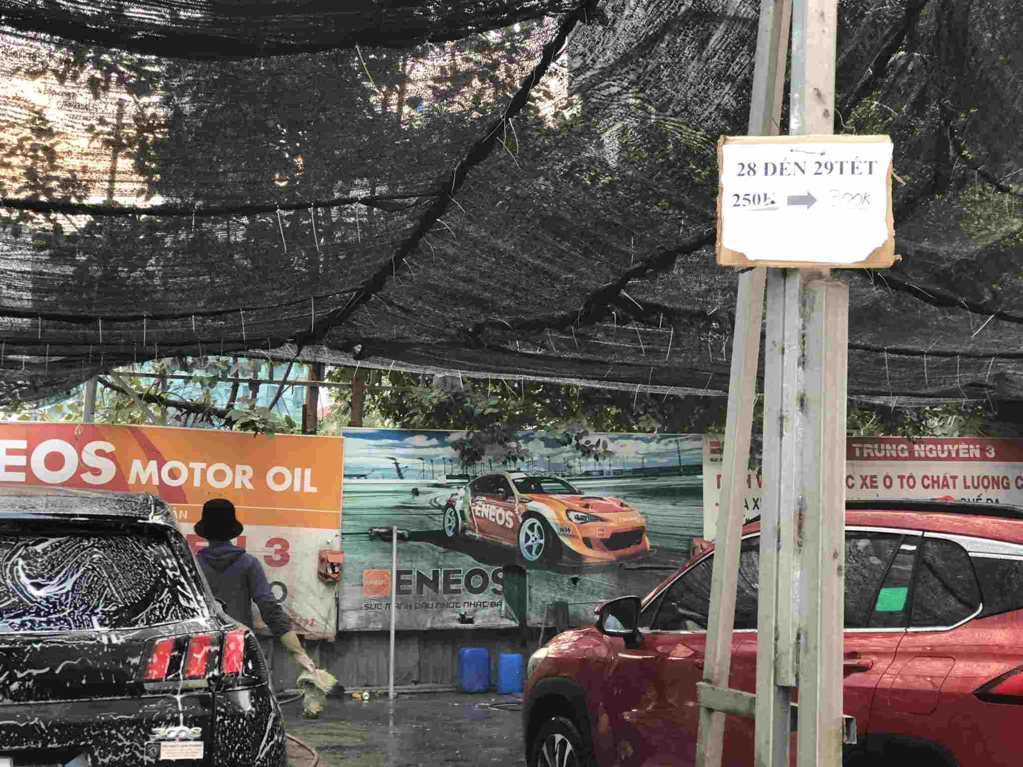 Car wash service prices increase by the day. Photo: Ha Le