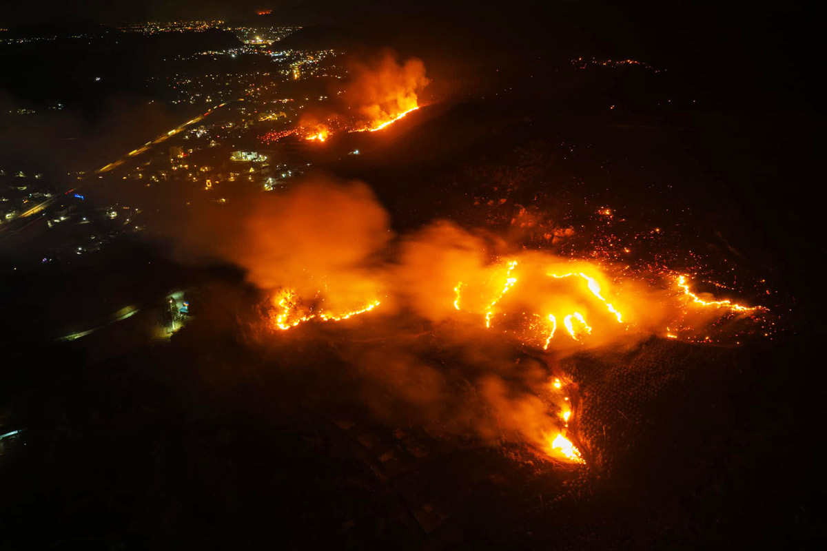 Panoramic view of the forest fire in Dai Dan area, Dai Yen ward, Ha Long city, Quang Ninh province on the night of January 27. Photo: Vu Bang