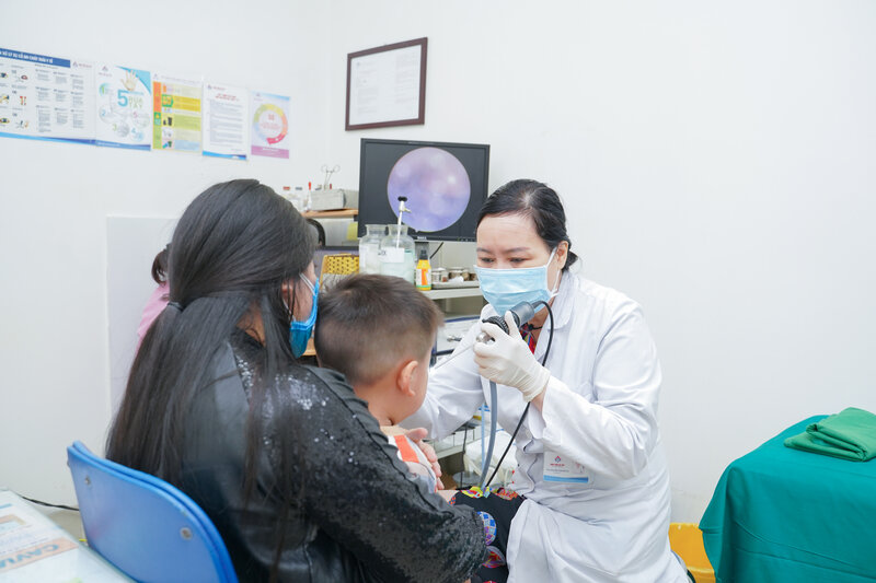 Associate Professor, Dr. Nguyen Thi Hoai An examines a child with an ear, nose and throat disease. Photo: Hai Pham