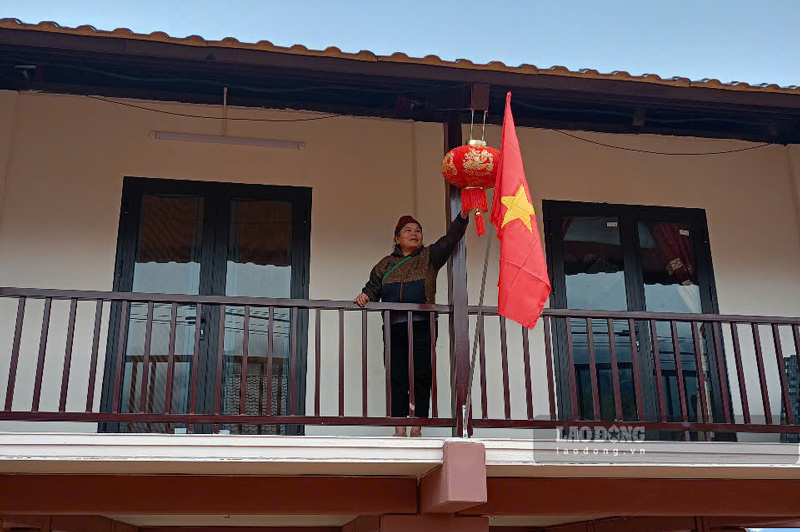 Nu Village is bright red with spring colors on the occasion of Lunar New Year. Photo: Dinh Dai