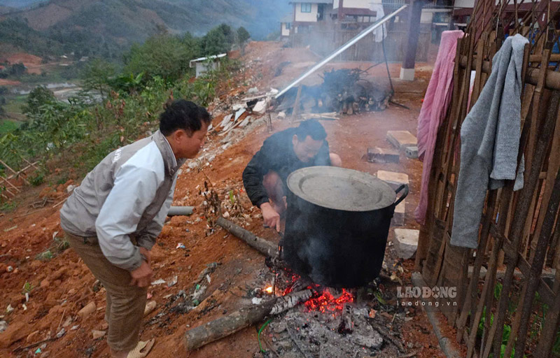 Người dân gói và nấu bánh chưng truyền thống để Tết này sum họp cùng nhau trong ngôi nhà mới. Ảnh: Đinh Đại