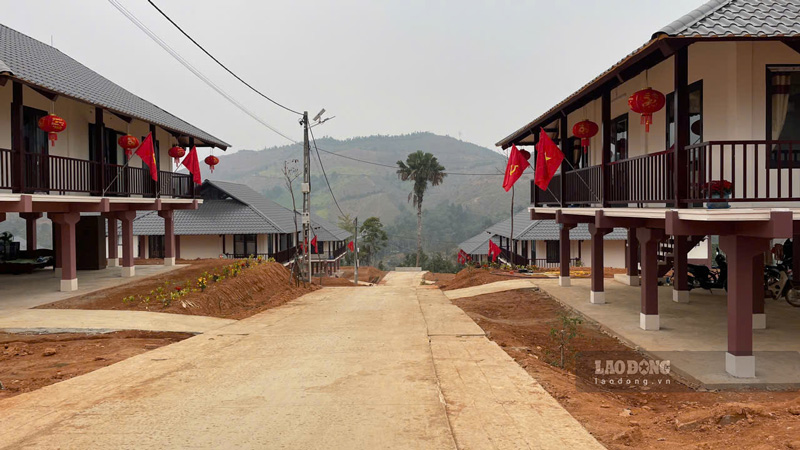 Khắp thôn Làng Nủ, cờ hoa đỏ thắm, đèn lồng Tết khiến nơi đây thêm phần sinh động. Ảnh: Đinh Đại