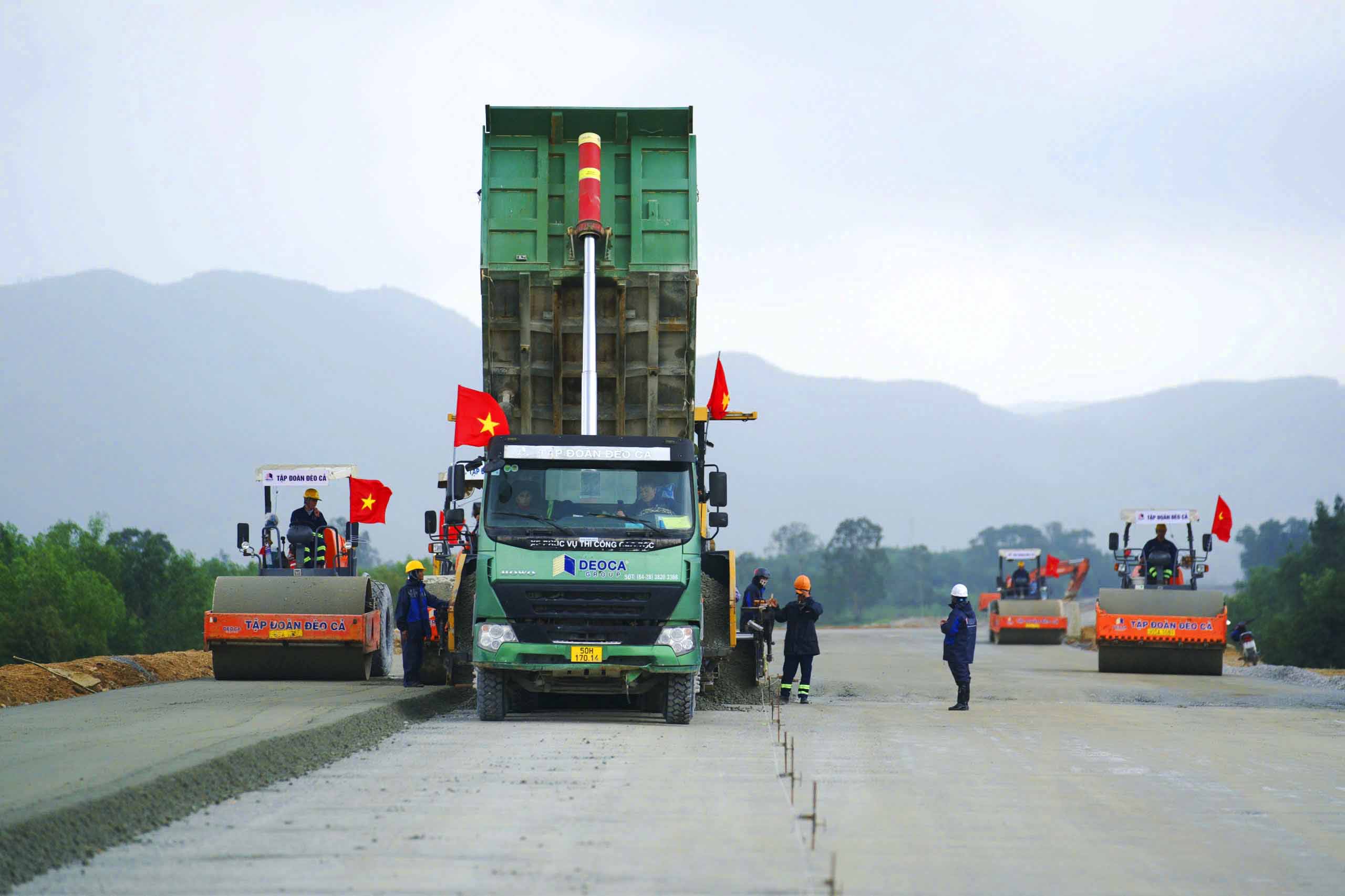  Nhà thầu thi công xuyên Tết Nguyên đán Ất tỵ 2025, phấn đấu hoàn thành, thông tuyến Quảng Ngãi - Hoài Nhơn vào cuối năm 2025 (rút ngắn tiến độ 7 tháng so với hợp đồng). Ảnh: Viên Nguyễn.