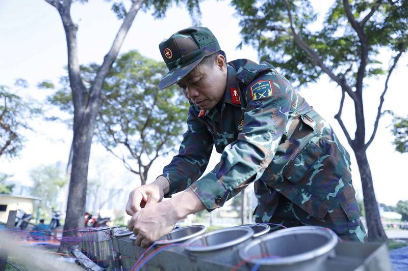 Trung ta Nguyen Thanh Nhiem - Truong ban Quan Khi, Bo Tu Lenh TPHCM cho biet, voi cac diem phao hoa tam cao, cong tac chuan bi la 2 ngay. “Hom qua (27.1), chung toi sap xep gian, nong va di day. Hom nay la ket hop dan va dau noi dan voi gian phao. Cac chien si da phai thuc tu 2h de di hanh quan cung phuong tien xuong vi tri kho nhan dan o TP Thu Duc, sau do co dong ve cac vi tri to chuc ban phao hoa tren dia ban. Du kien truoc 15h hom nay cong tac chuan bi se hoan tat, san sang de phuc vu nguoi dan TPHCM dem giao thua“.