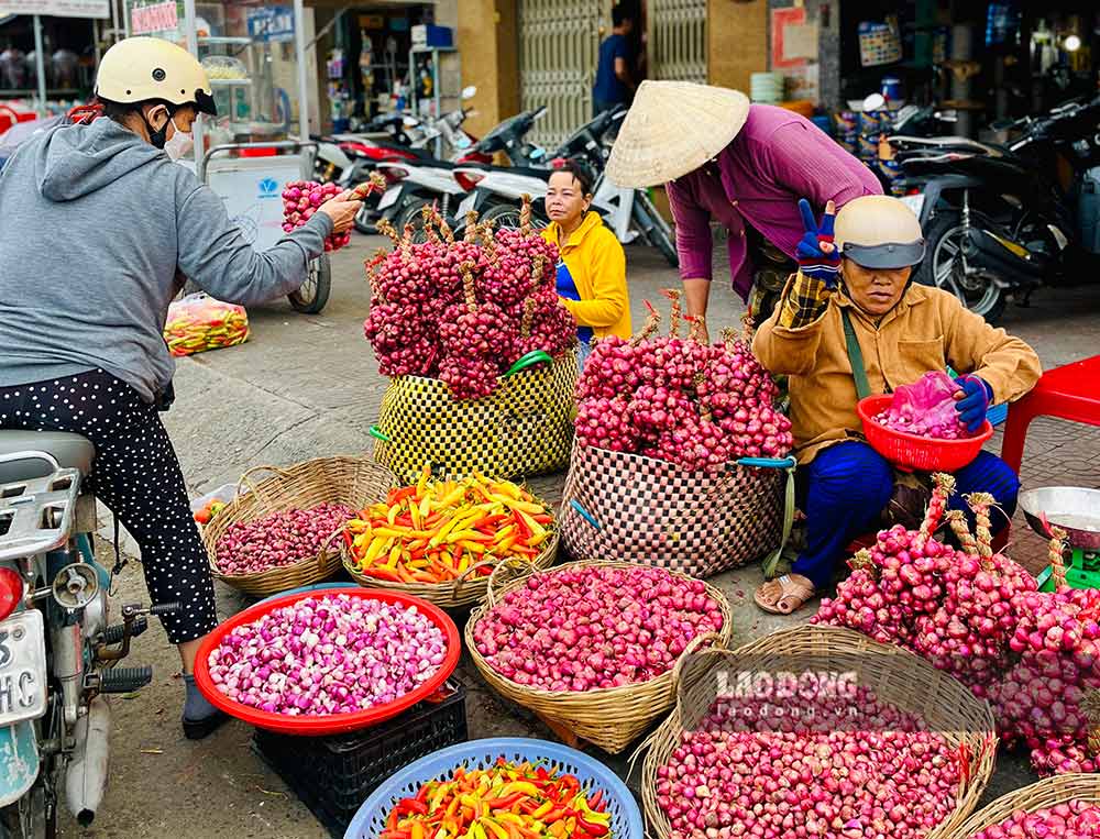 Hanh tim chat thanh can xe doc duong vao cho Soc Trang. Anh: Huynh Nhi