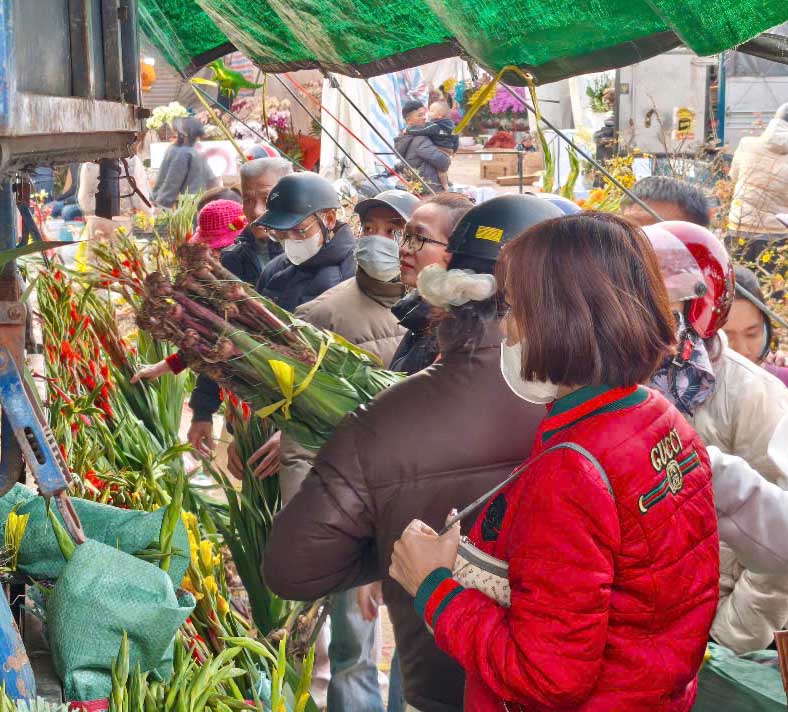 Nguoi chen nhau mua hoa lay on. Anh: Quang Dai