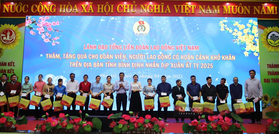 Pho Chu tich Tong LDLD Viet Nam Huynh Thanh Xuan trao qua Tet cho DV, NLD huyen Phu My (Binh Dinh). Anh: Hoai Luan