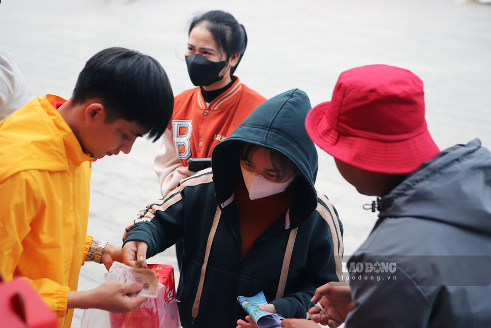Workers participate in shopping at the Binh Dinh Trade Union Tet Market 2025. Photo: Hoai Luan