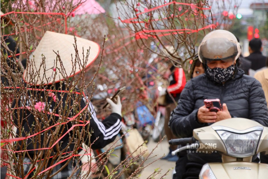 Bustling flower market on the last day of the year in Thai Nguyen. Photo: Nguyen Hoan.
