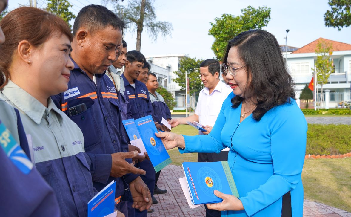 Bà Hồ Thị Cẩm Đào - Phó Bí thư Thường trực tỉnh ủy, Chủ tịch HĐND tỉnh Sóc Trăng tặng quà cho công nhân lao động Công ty Cổ phần công trình đô thị Sóc Trăng. Ảnh: Phương Anh