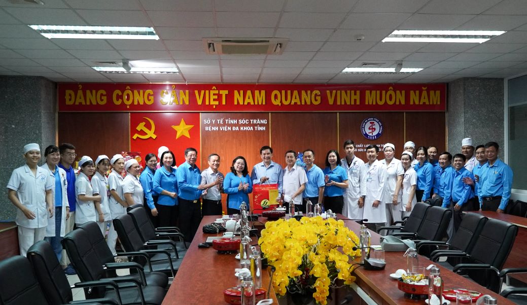 Phó Bí thư Thường trực Tỉnh ủy Sóc Trăng Hồ Thị Cẩm Đào cùng đoàn tặng quà cho đội ngũ y bác sĩ, nhân viên y tế Bệnh viện Đa khoa tỉnh Sóc Trăng. Ảnh: Phương Anh