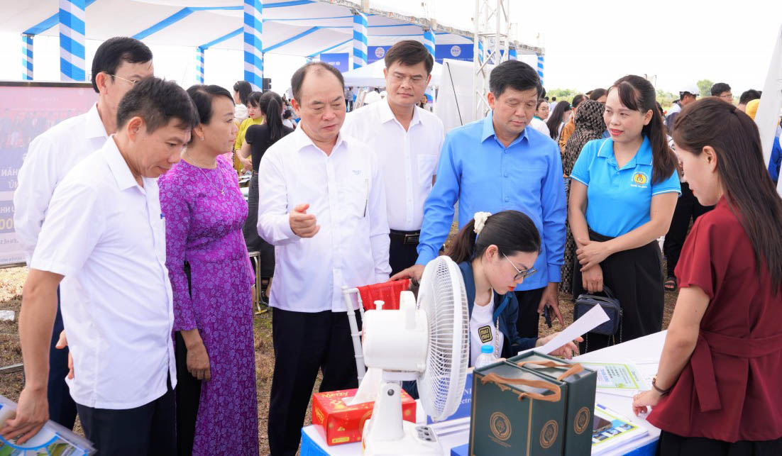 Job consultation and introduction day for businesses in Nghi Loc district and workers from neighboring districts in Nghe An province. Photo: Mai Lieu