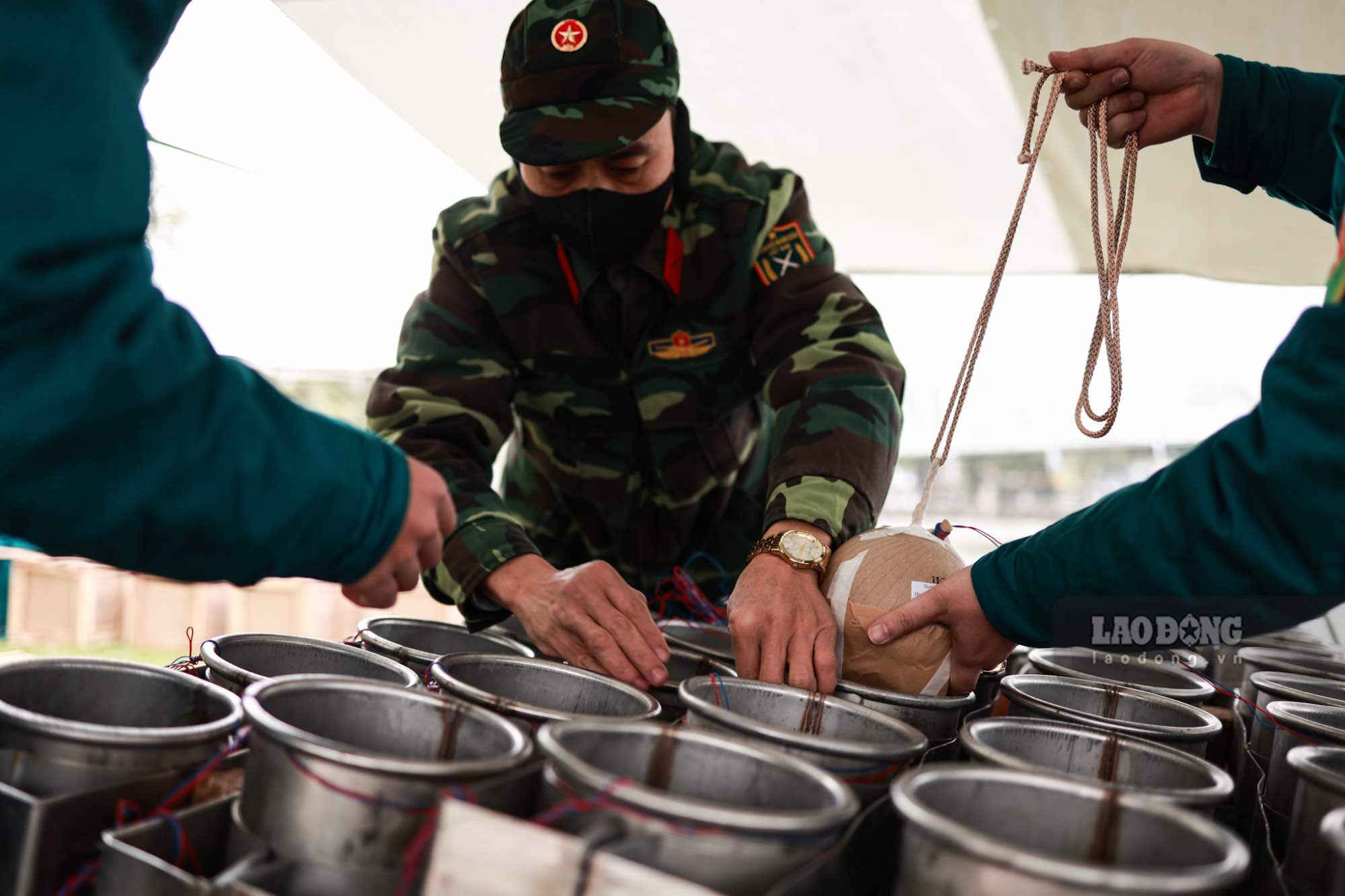 Tất cả các công đoạn đều được thực hiện cẩn trọng và bảo đảm công tác an toàn. Trong lúc lắp pháo, các chiến sĩ tuyệt đối tuân thủ quy tắc an toàn như: không hút thuốc, không điện thoại hay bật lửa và các vật dụng tạo ra tia lửa, điện.