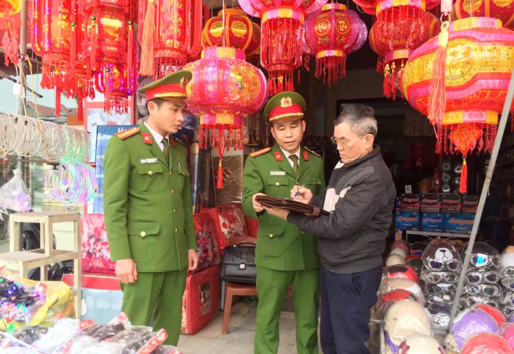 Luc luong Cong an huyen Hau Loc tuyen truyen, van dong nguoi dan khong mua ban, tang tru phao trai phep. Anh: Cong an Thanh Hoa