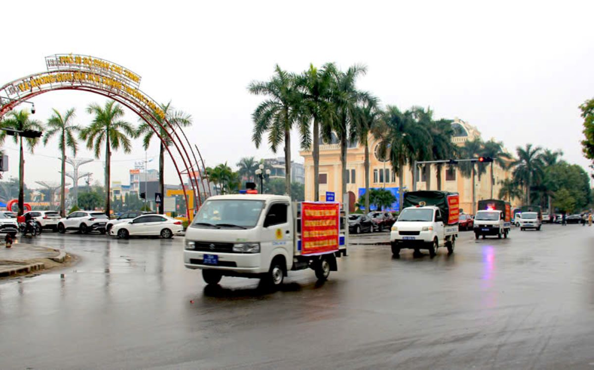 Cong an TP Thanh Hoa ra quan tuyen truyen cac hanh vi vi pham ve phao trong dip Tet Nguyen dan 2025. Anh: Cong an Thanh Hoa