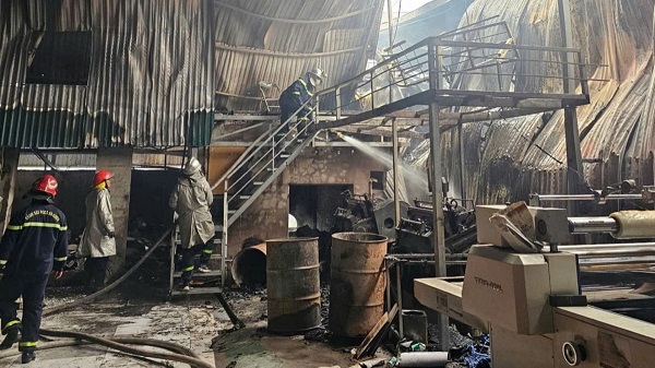 Hiện trường vụ cháy nhà xưởng tại quận Nam Từ Liêm. Ảnh: Tuấn Hiệp