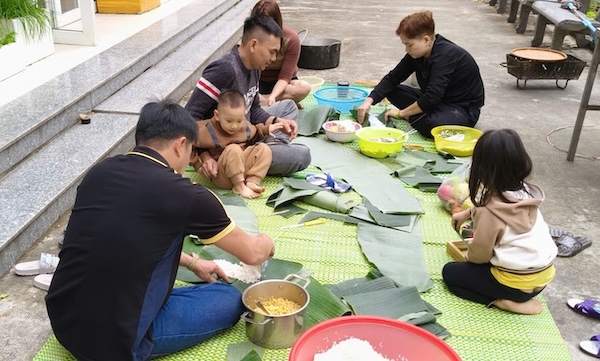 Các công nhân tại khu nhà ở công nhân Đà Nẵng cùng nhau gói bánh chưng dịp Tết Nguyên đán Ất Tỵ 2025. Ảnh: Nguyễn Linh