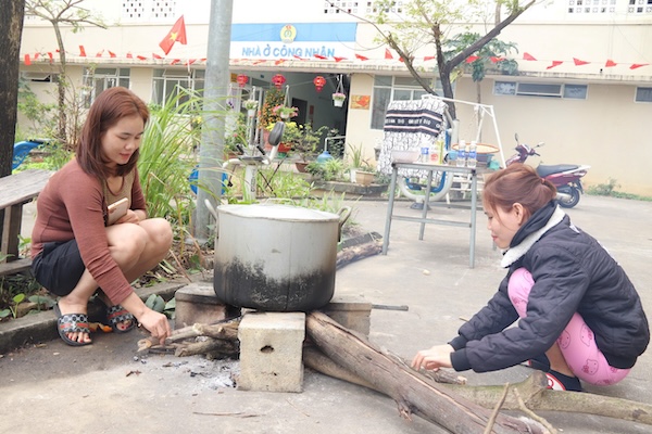 Da Nang workers wrap banh chung to welcome the Lunar New Year 2025. Photo: Nguyen Linh
