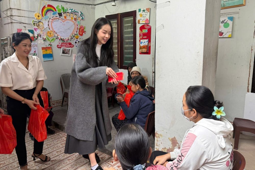 Miss Thanh Thuy visited the Da Nang dialysis village on the 29th of Tet. Photo: BVDN
