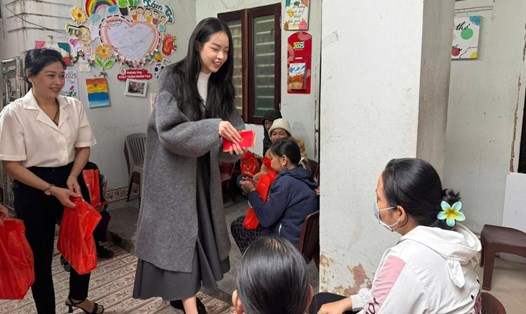 Hoa hậu Thanh Thủy thăm xóm chạy thận Đà Nẵng ngày 29 Tết. Ảnh: BVĐN