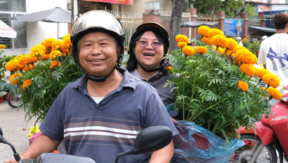 Can Tho flower market is bustling on the last day, customers continuously close orders