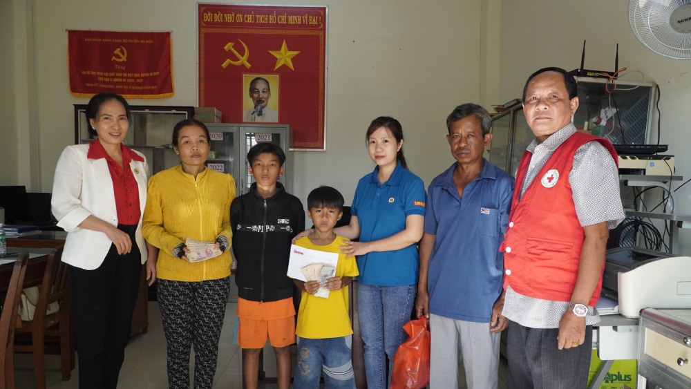 Giving money to the needy in Kien Giang. Photo: Xuan Nhi
