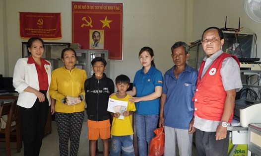 Trao tiền cho các cảnh đời khó khăn ở Kiên Giang. Ảnh: Xuân Nhi