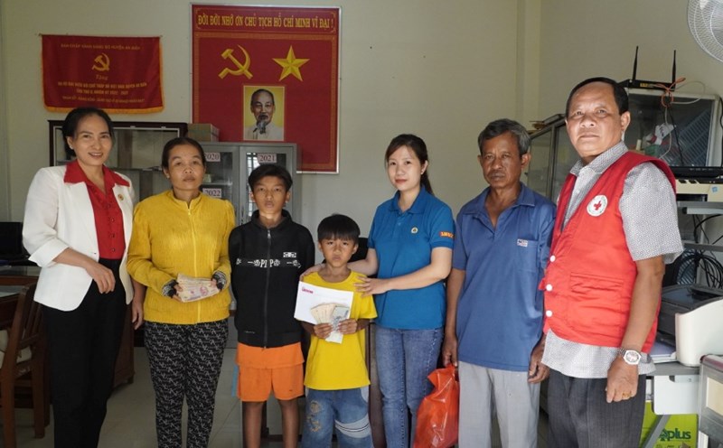 Giving money to the needy in Kien Giang. Photo: Xuan Nhi