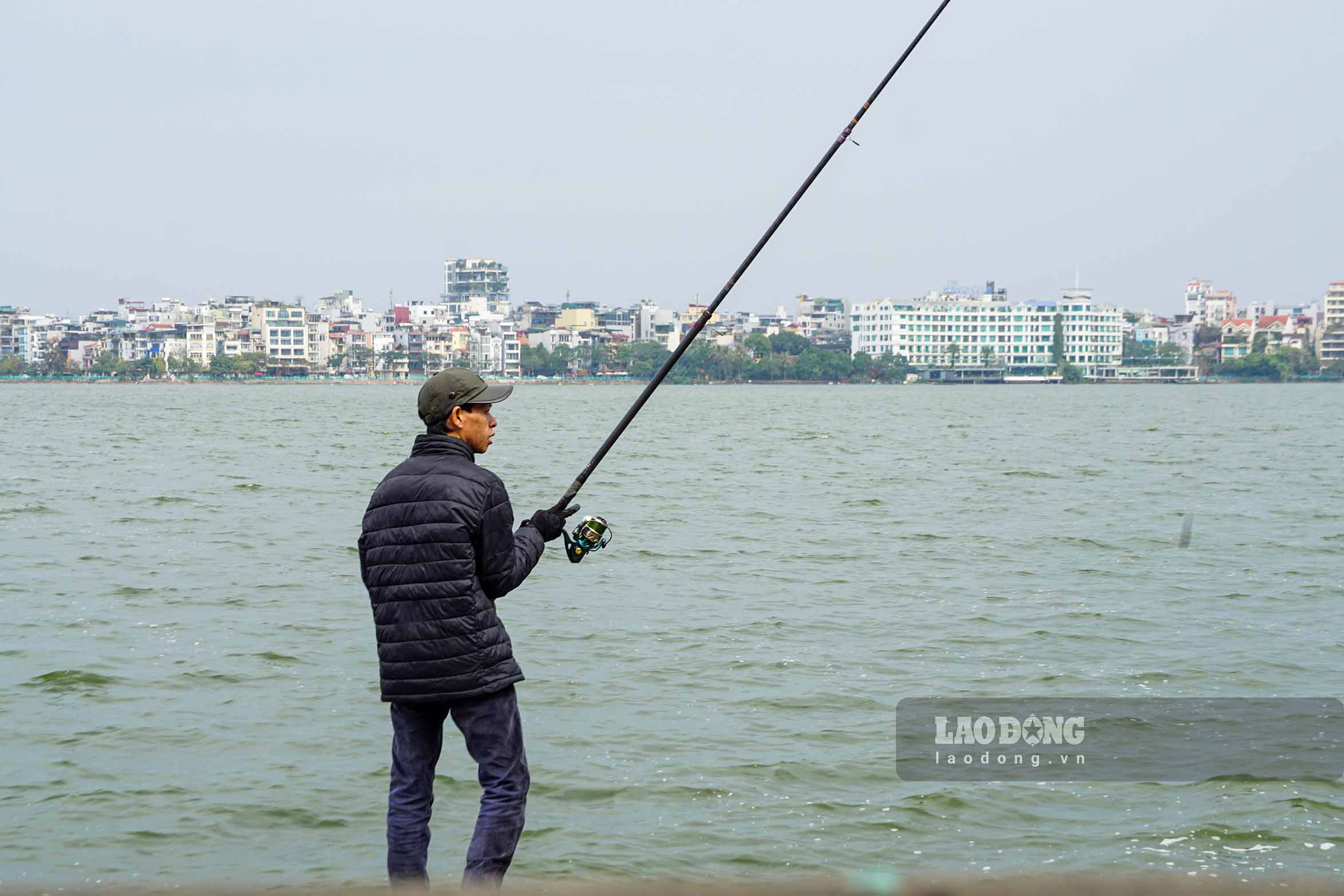 Nguoi dan ong tranh thu cau ca chieu cuoi nam.